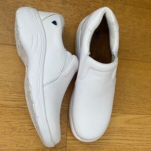 BRAND NEW Nurse Mates DOVE 8 women’s White Slip-On Mules